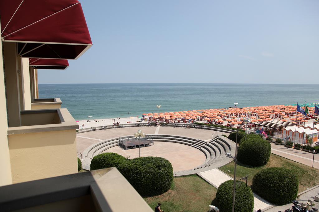 Hotel Cristallo Фано Екстер'єр фото