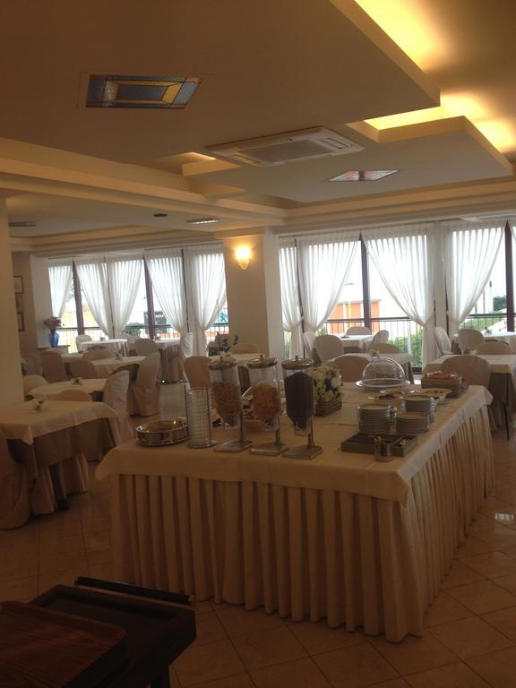 Hotel Cristallo Фано Екстер'єр фото